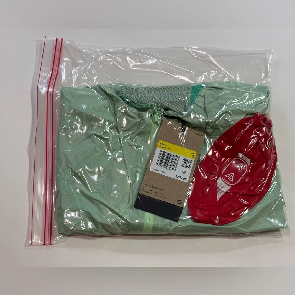 Size S Small Nike ACG 